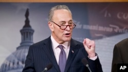 El líder demócrata del Senado, Charles Schumer, aconsejó al presidente Donald Trump que no hablara de perdones presidenciales.