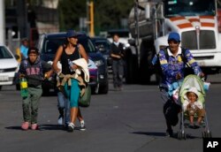 Mujeres y niños son parte de la caravana de migrantes que busca llegar a la frontera de EE.UU.