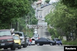 Conductores en San Cristóbal, Venezuela, esperan en una larga fila para comprar gasolina en una estación de la petrolera estatal Pdvsa, el 17 de mayo de 2019.
