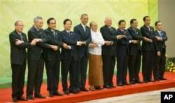 美国总统奥巴马和东盟国家领导人在美国-东盟会议上，左起第二人为李显龙（2014年11月13日）
