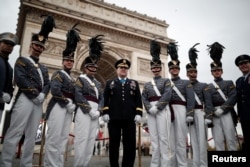Cadetes de West Point posan antes de una ceremonia de conmemoración por el Día del Armisticio, 100 años después del fin de la Primera Guerra Mundial en el Arco del Triunfo, en París, Francia, el 11 de noviembre de 2018.