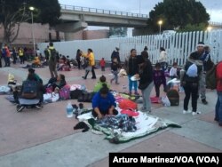 Sobre el frío suelo del lado mexicano de la frontera (A.Martínez/VOA).