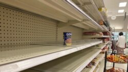 Estantería vacía en un supermercado de Miami