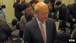 大法官布雷耶参加有关中国法治问题的讨论后与听众和媒体交谈(美国之音王南拍摄)