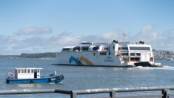 Un trasbordador parte desde Montevideo, Uruguay, hacia Buenos Aires, al reabrirse las fronteras de Argentina el 1 de octubre de 2021.