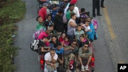 Miles de migrantes continúan su marcha hacia EE.UU.