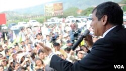 Durante la audiencia hubo manifestaciones de los trabajadores del diario El Universo y de partidarios de Corrrea.