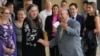 El presidente del CNE, Elvis Amoroso, recibe a la jefa de la misión del Centro Carter, Jennie Lincoln, en Caracas, el 16 de abril de 2024.