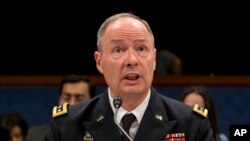 El general Keith B. Alexander testifica ante el Congreso.