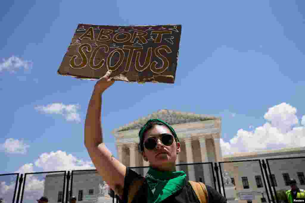 Un manifestante expresa su rechazo a la revocación del fallo de Roe Vs Wade con un cartel que reza &quot;aborten a los magistrados del Tribunal Supremo&quot; (SCOTUS, por sus siglas en inglés), frente a la Corte, en Washington DC, el 25 de junio de 2022.