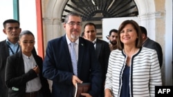 El presidente electo de Guatemala, Bernardo Arévalo, y su compañera de fórmula, Karin Herrera, en rueda de prensa el 1 de septiembre de 2023, en Ciudad de Guatemala.