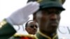 Un soldat rwandais devant le président Paul Kagame, à l'aéroport de Kigali, le 6 février 2008.