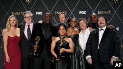 Abby Elliott, Oliver Platt, Edwin Lee Gibson, Ebon Moss-Bachrach, Liza Colon-Zayas, Ayo Edebiri, Jeremy Allen White, Lionel Boyce, y Matty Matheson, de la serie de comedia "The Bear," posan en la entrega de los premios Emmy.