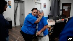 ARCHIVO - Erika Márquez, a la izquierda, abraza a Leticia Pinedo después de una reunión en la organización sin ánimo de lucro Make the Road Nevada, el jueves 12 de septiembre de 2024, en Las Vegas. 