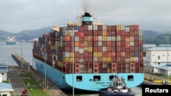 ARCHIVO - El buque portacontenedores MAERSK TAURUS de Singapur transita por las esclusas de Cocoli en el Canal de Panamá, en las afueras de la ciudad de Panamá, Panamá, el 12 de agosto de 2024.