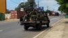 Un convoi des forces de sécurité guinéennes patrouille dans une rue, en Guinée, 4 novembre 2023.