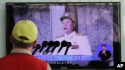 韩国人观看朝鲜特使崔龙海访华的电视新闻。