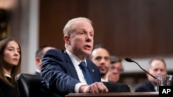 Stephen Feinberg, elegido por el presidente Donald Trump para ser subsecretario de Defensa, comparece ante el Comité de Servicios Armados del Senado para su audiencia de confirmación, en el Capitolio en Washington, el 25 de febrero de 2025.