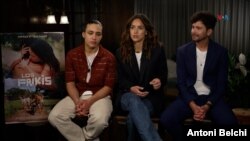 De izquierda a derecha: Los actores Eros De La Puente, Adria Arjona y Héctor Medina durante una entrevista con la Voz de América en Miami, Florida, para hablar de la película "Los Frikis" (Foto: Antoni Belchi / VOA)