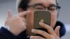 北京苹果店里一名顾客正在试用iPhone X