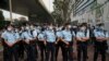 Agentes de policía apoyan a activistas a favor de la democracia que enfrentan cargos relacionados con la seguridad nacional y se reúnen frente a los tribunales de magistrados de West Kowloon, en Hong Kong, China, el 1 de marzo de 2021.