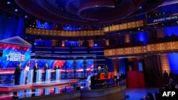 El exgobernador de Nueva Jersey Chris Christie, la exgobernadora de Carolina del Sur Nikki Haley, el gobernador de Florida Ron DeSantis, el empresario Vivek Ramaswamy y el senador por Carolina del Sur, Tim Scott en el debate republicano, el 8 de noviembre de 2023 en Miami.