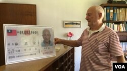  天主教修士欧思定2017年8月27日展示最近获得的中华民国国民身份证 （美国之音记者 黎堡摄） 