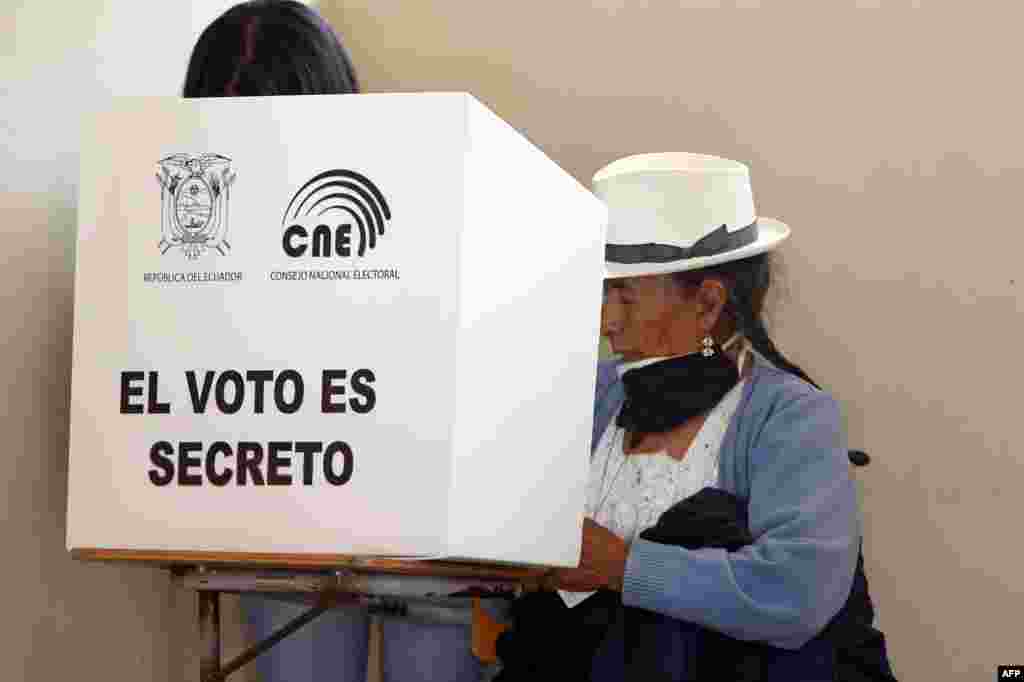 "Chola cuencana" -mujer campesina de Cuenca- emite su voto en el colegio Fausto Molina durante las Elecciones Presidenciales 2021, en Cuenca, Ecuador, el 7 de febrero de 2021.