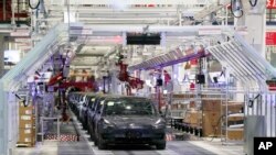 资料照片：中国上海特斯拉工厂内的特斯拉电动车。(2020年1月7日)
