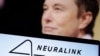 โลโก้ของนิวรัลลิงค์ (Neuralink) และอิลอน มัสก์ ที่อยู่ด้านหลัง ถ่ายเมื่อ 19 ธันวาคม 2022 (ที่มา: รอยเตอร์)
