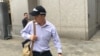 在纽约向联邦法官就充当中国政府间谍问题认罪的美国联邦调查局资深美籍华裔雇员秦昆山（音译，Kun Shan Chun）（2016年8月1日）