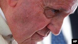 Francisco calificó al demonio como "El Gran Acusador, que merodea por la Tierra buscando maneras de acusar". 