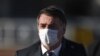 资料照：巴西总统贾尔·博尔索纳罗(Jair Bolsonaro)在巴西利亚阿尔沃拉达宫举行部长级会议前举行升旗仪式时戴着口罩。(2020年5月12日)