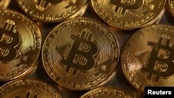 ARCHIVO - En esta ilustración se ven representaciones de la criptomoneda Bitcoin, 10 de agosto de 2022.