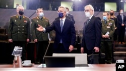 El secretario general de la OTAN, Jens Stoltenberg, centro, y el viceministro de Relaciones Exteriores de Rusia, Alexander Grushko, cuarto a la derecha, llegan al Consejo OTAN-Rusia en la sede de la OTAN en Bruselas, el 12 de enero de 2022. 