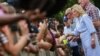 El presidente de EEUU, Joe Biden, y la primera dama, Jill Biden, recorren el área de Live Oak, en la Florida, donde azóto el huracán Idalia, el 2 de septiembre de 2023.