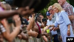 El presidente de EEUU, Joe Biden, y la primera dama, Jill Biden, recorren el área de Live Oak, en la Florida, donde azóto el huracán Idalia, el 2 de septiembre de 2023.