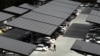 Un estacionamiento de autos en la Universidad de California, EE. UU., con paneles solares para el uso de la energía renovable. [Foto de archivo]
