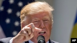 Durante una conferencia de prensa con el Presidente de Rumania, el presidente Donald Trump reiteró que el ex Director del FBI James Comey mintió en su testimonio a un panel del Senado sobre sus conversaciones.