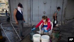 “Yo tengo dos días nada más con el tapabocas, el mismo, se supone que el tapabocas tiene que usarlo el que está infectado, uno es para prevenir”, aseguró Carlos Reyes, carnicero de un mercado municipal consultado por la VOA.