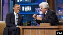 El mandatario estadounidense estuvo en el programa de Jay Leno y visitó la residencia del actor español Antonio Banderas.