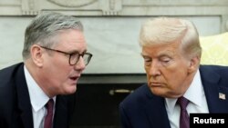 El presidente de Estados Unidos, Donald Trump, se reúne con el primer ministro británico, Keir Starmer, en la Oficina Oval de la Casa Blanca, en Washington, el 27 de febrero de 2025.