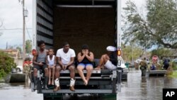 Gente siendo evacuada de las inundaciones provocadas por el huracán Ida en LaPlace, Luisiana, Estados Unidos, el lunes 30 de agosto de 2021.