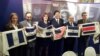 En la foto de archivo, los negociadores del Tratado de Libre Comercio de Centroamérica y Estados Unidos muestran banderas de sus respectivos países, el 4 de Abril de 2003.