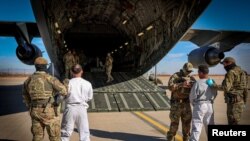 El primer avión militar estadounidense que transporta a inmigrantes detenidos a un centro de detención en la bahía de Guantánamo, a quienes la portavoz del Departamento de Seguridad Nacional de Estados, el 4 de febrero de 2025. DHS/Folleto vía Reuters. 