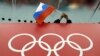Un fan russe tient son drapeau lors des Jeux Olympics d'hivers de Sotchi, Russie, le 17 juin 2016.