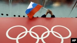 Un fan russe tient son drapeau lors des Jeux Olympics d'hivers de Sotchi, Russie, le 17 juin 2016.