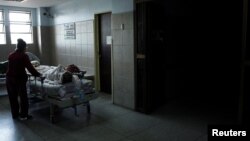 Julio Castro, médico internista infectólogo encargado de presentar los datos, reveló que el 70% de los hospitales monitoreados tienen agua intermitente.
