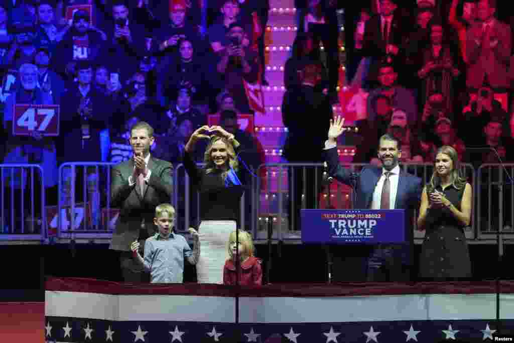 Miembros de la familia de Donald Trump muestra su apoyo al presidente electo en el mitin previo a su toma de posesión. 