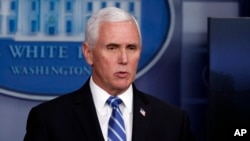 El vicepresidente de EE.UU., Mike Pence, habla durante una sesión informativa a la prensa en la Casa Blanca en Washington el jueves, 23 de abril de 2020.